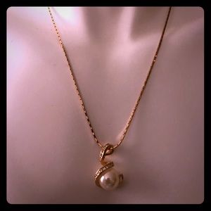 18” Costume pearl twirl gold necklace